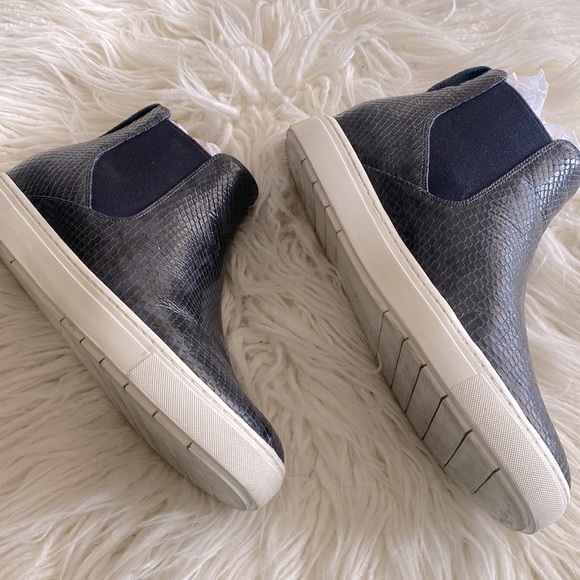 Vince  Shoes 7 1/2 Size - Picture 2 of 2